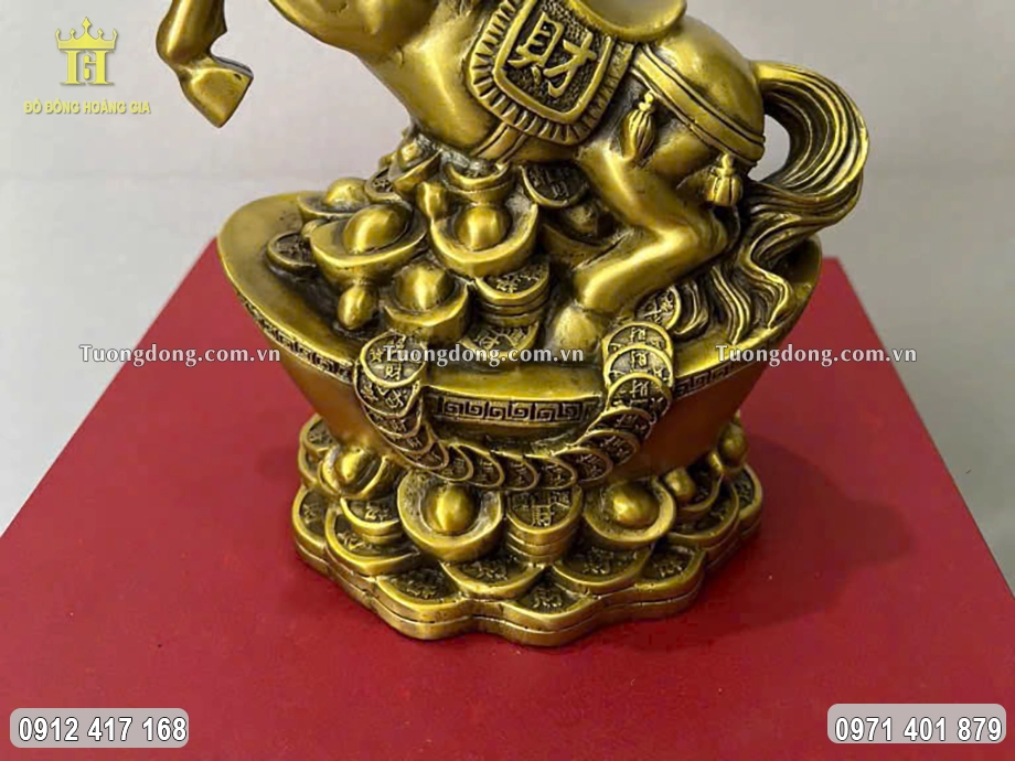 Đĩnh vàng đĩnh bạc linh vật ngựa đứng trên mang ý nghĩa tài lộc